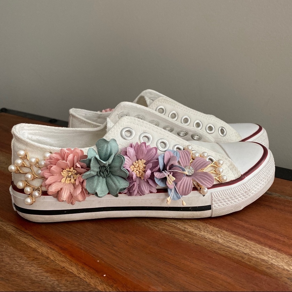 Gorgeous Unique Flower Decorated Low Rise Sneakers - Picture 7 of 8